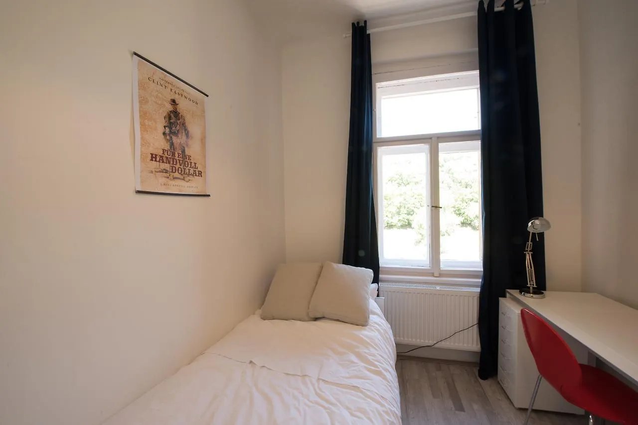 براغ Sergio Leone Private Rooms بيت شباب